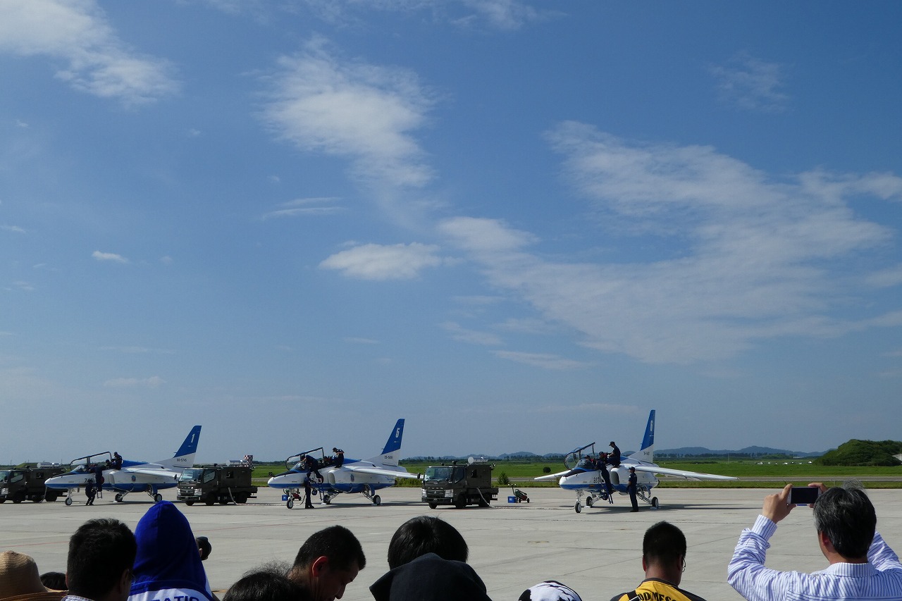 松島基地で駐機するブルーインパルス