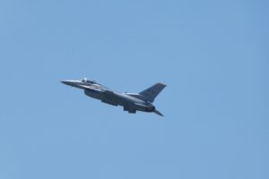 松島基地で飛行するF16